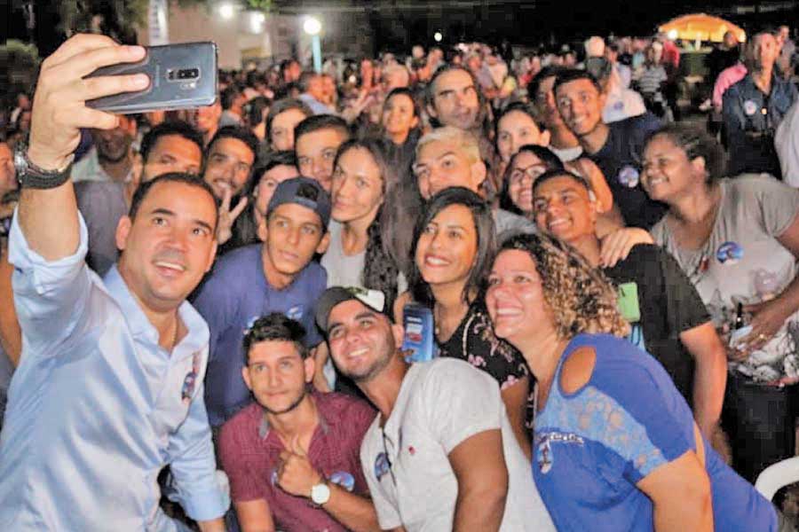 Com mais de duas mil pessoas presentes Vicentinho Júnior lança campanha à reeleição em Porto Nacional