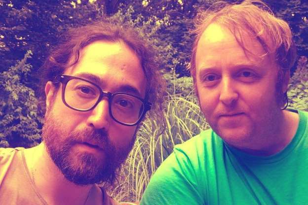 Filhos de John Lennon e Paul McCartney posam juntos em selfie