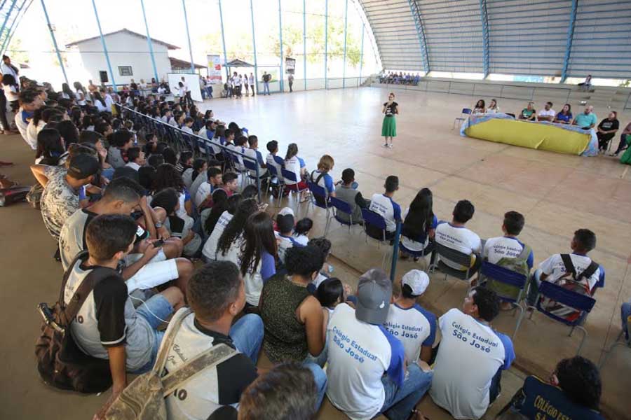 Palestra sobre ações de combate ao feminicídio é realizada no Colégio São José em comemoração ao dia do voluntário