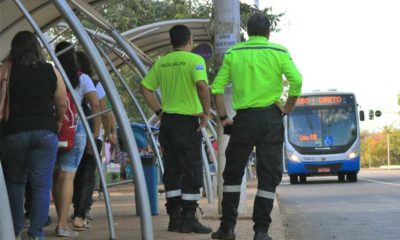 Agentes de trânsito e transporte realizam ação de fiscalização nas linhas de ônibus na Estação Apinajé 3