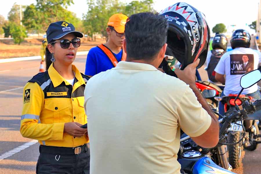 Blitz educativa leva orientações sobre os cuidados no trânsito para motociclistas em Palmas