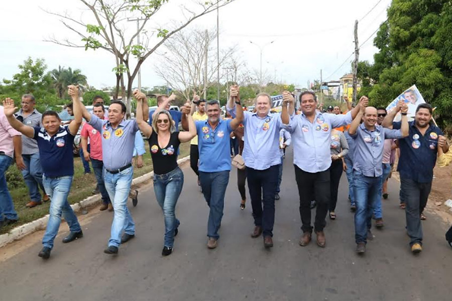 Milhares seguem Carlesse pelas ruas de Augustinópolis