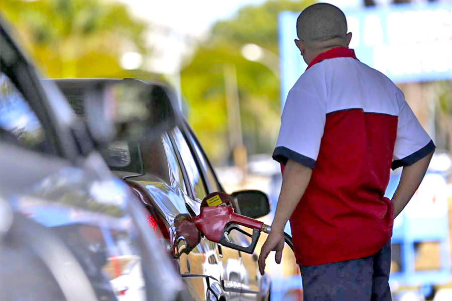 Petrobras eleva gasolina em 2 centavos; diesel permanece inalterado
