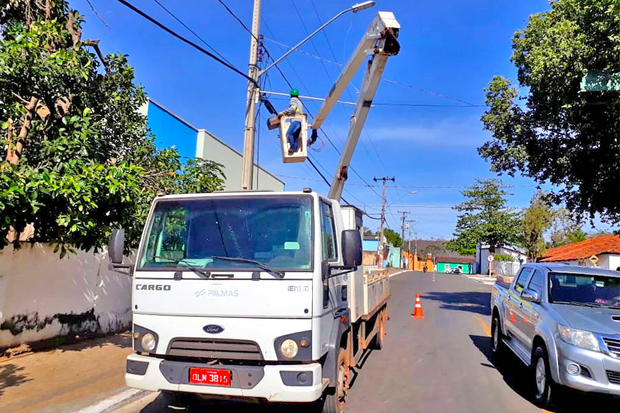 Serviços de limpeza e iluminação pública iniciam semana com equipes em diversos pontos da Capital