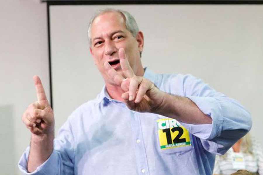 Em 3º nas pesquisas, Ciro vota no Ceará e diz que acredita na vitória