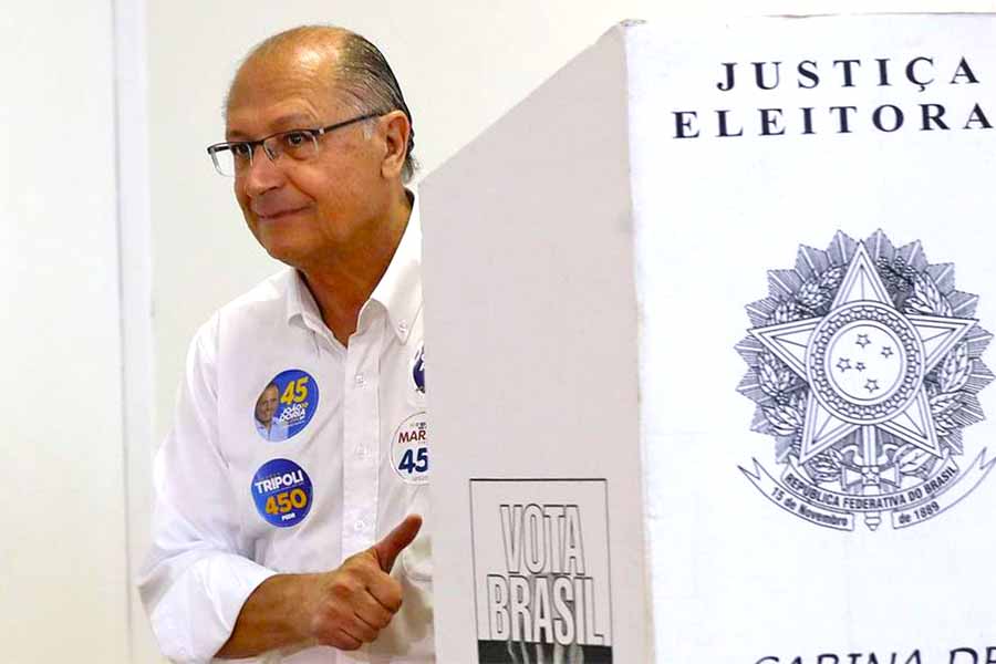 Hoje é o dia maior da democracia, diz Alckmin após votar em SP