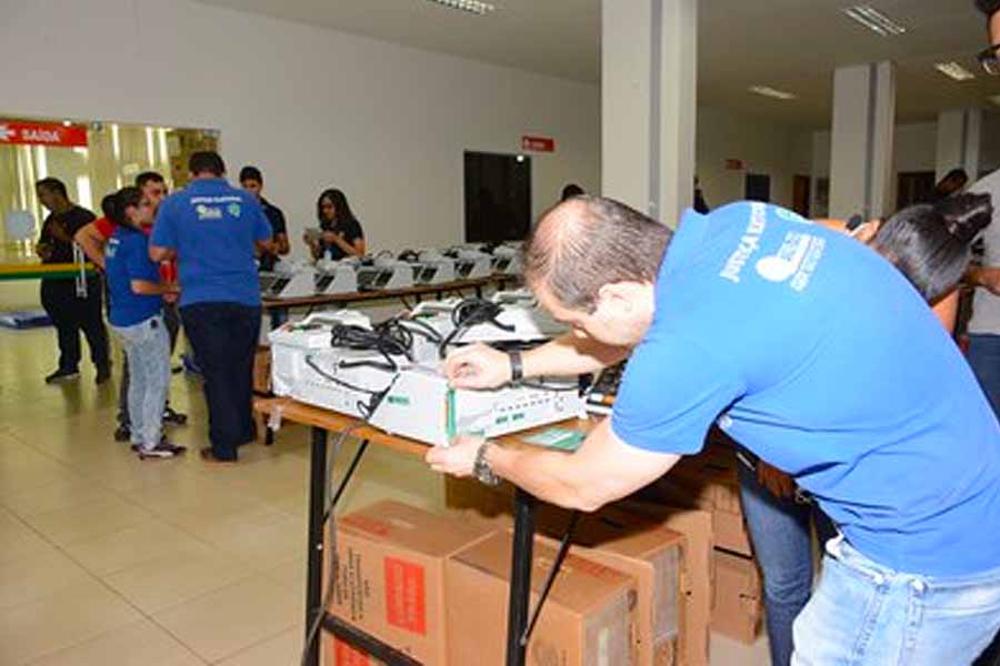Justiça Eleitoral inicia carga e lacração de urnas que serão utilizadas nas eleições em Palmas