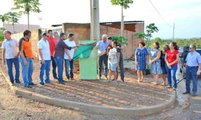 Prefeito Moisés Avelino e vice Celso Morais inauguram pavimentação asfáltica