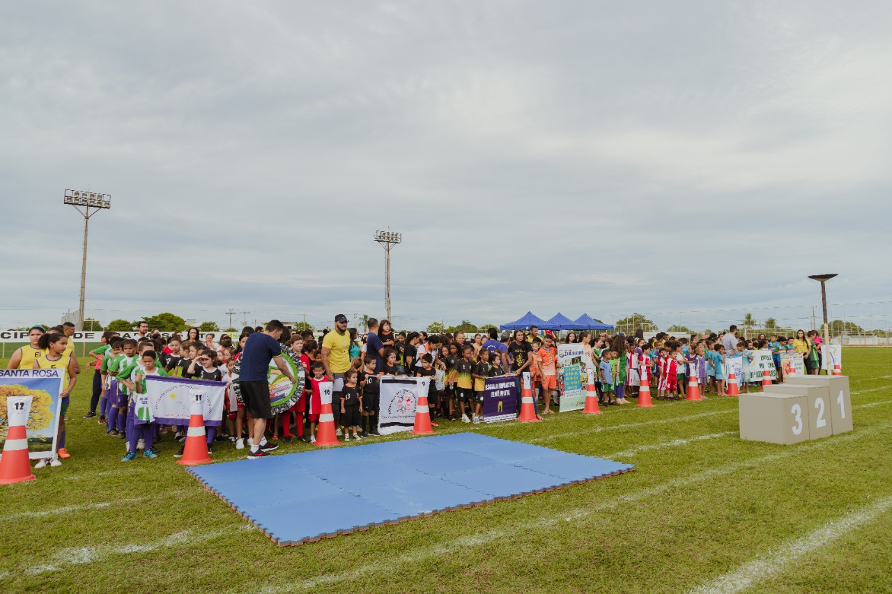 Atletas da Escolinha AMO Atletismo participam do Torneio Escolar